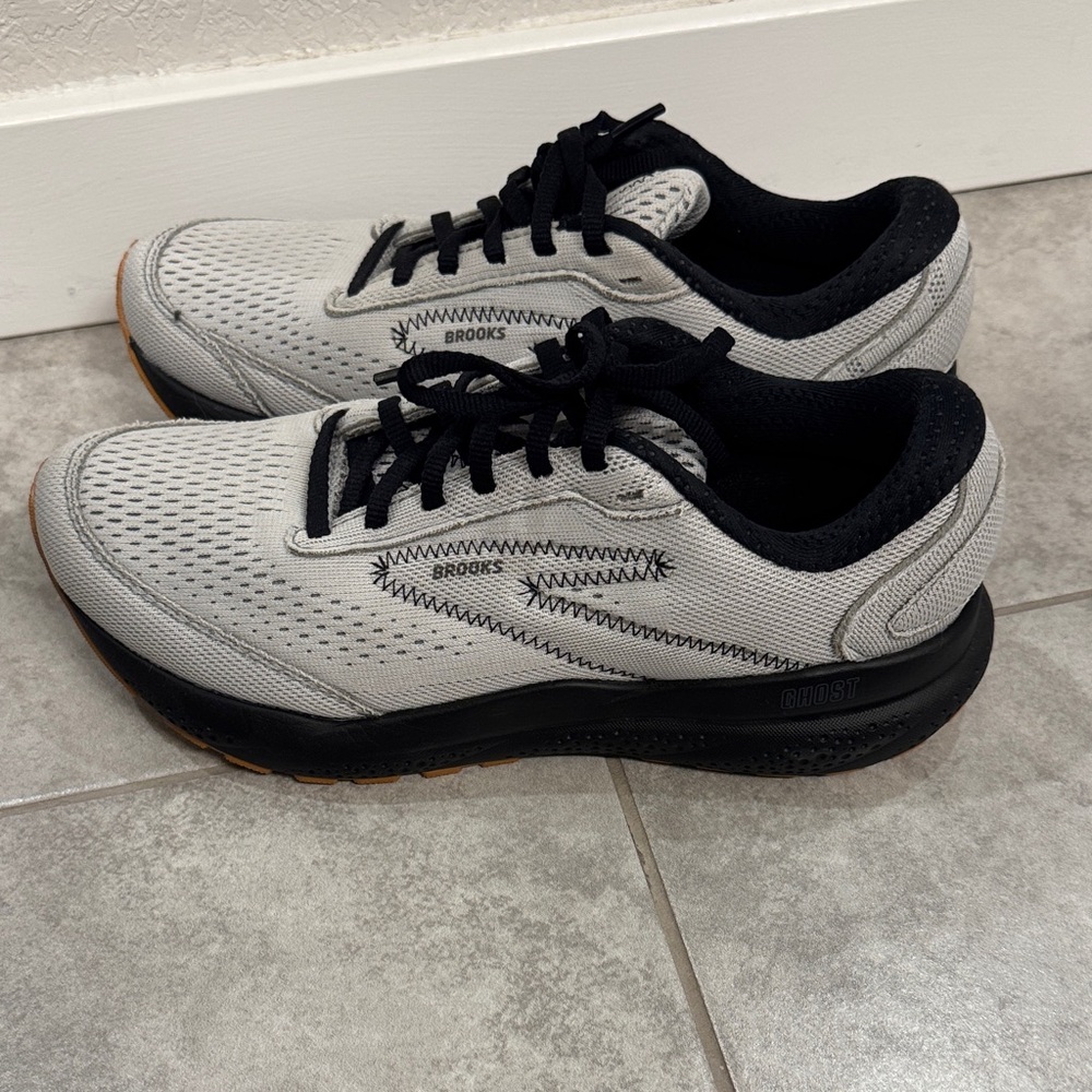 Women’s Brooks Ghost 16 - size 8
